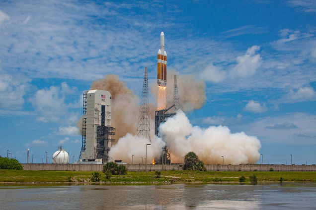 Illustration for article titled These Photos of World's Largest Rocket Launch Are IncredibleÂ